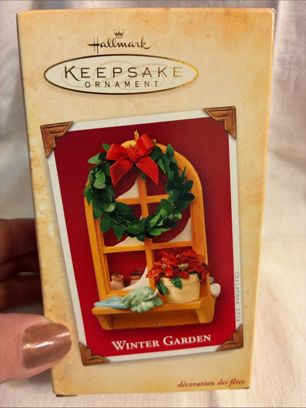 Hallmark Keepsake Ornament Red & Green Winter Wreath Window birds 2004